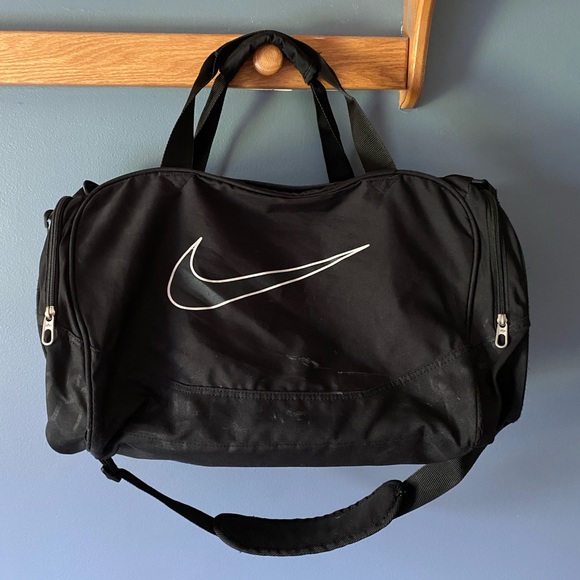 black nike duffel bag